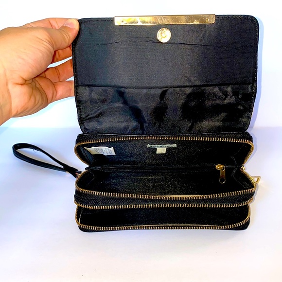 Perfect Party Wristlet! - Picture 2 of 4